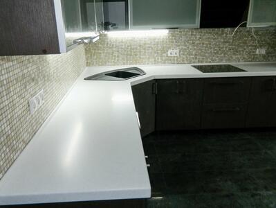 Белая столешница из акрилового камня на кухню Samsung Staron Solid SP016 Pure White